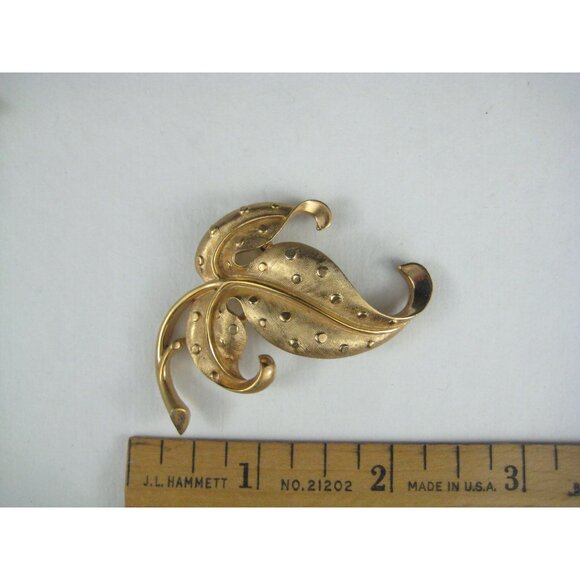 Crown Trifari Goldtone Leaf Brooch Pin Vintage Polka Dot Texture - Picture 2 of 5